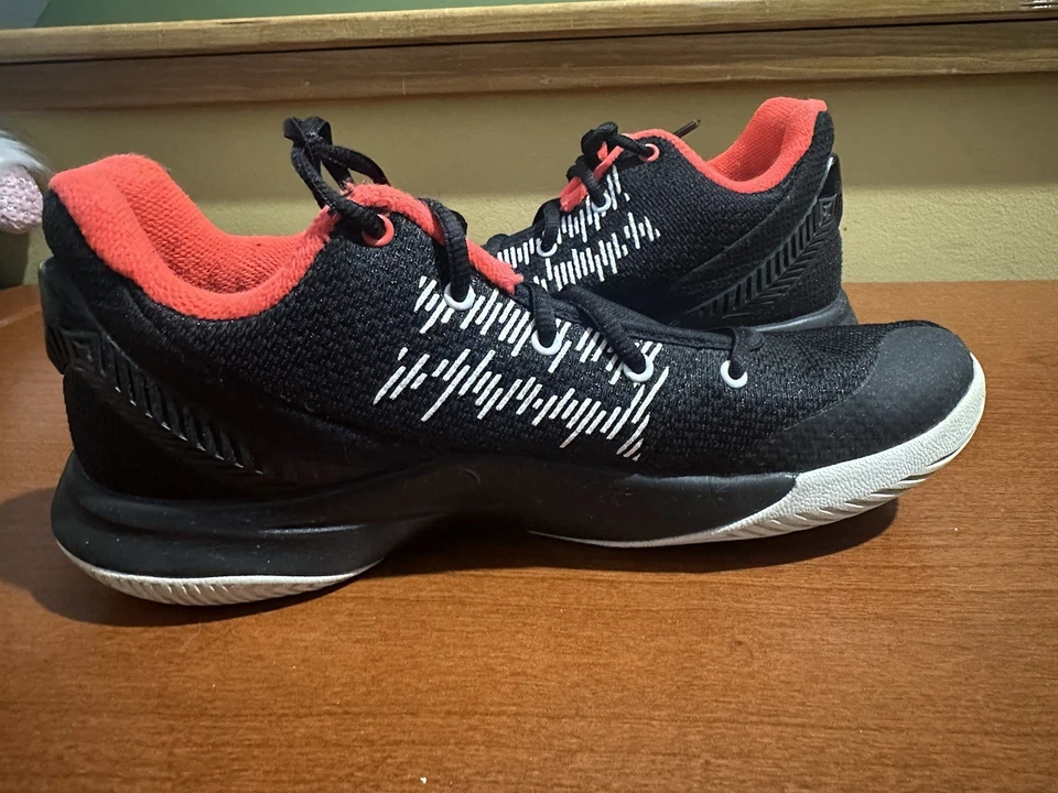 Nike Kyrie Flytrap 2 Hombres Talla 8 Zapatos de Baloncesto Tenis 'Bred' AO4436-008 Foto 2 de 4