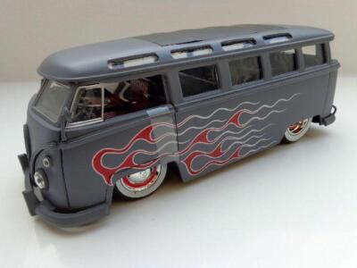 + VOLKSWAGEN VW T1 Bus Samba JADA 1:24 matt grau, Weißwandreifen  91693