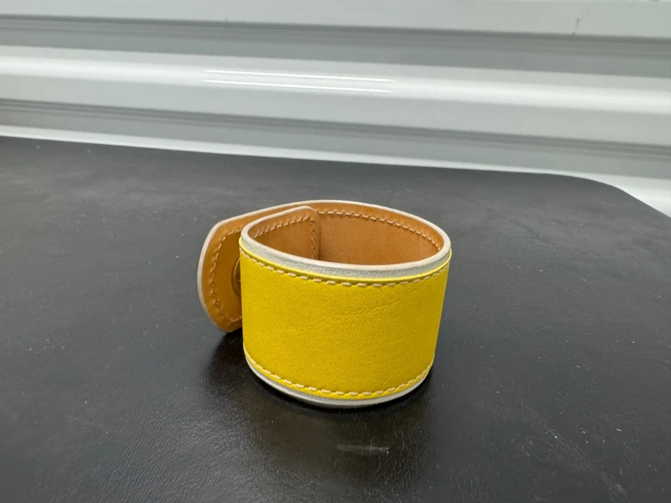 Coach - Brazalete grande de cuero con cierre giratorio ancho - Pulsera amarilla única Foto 2 de 4