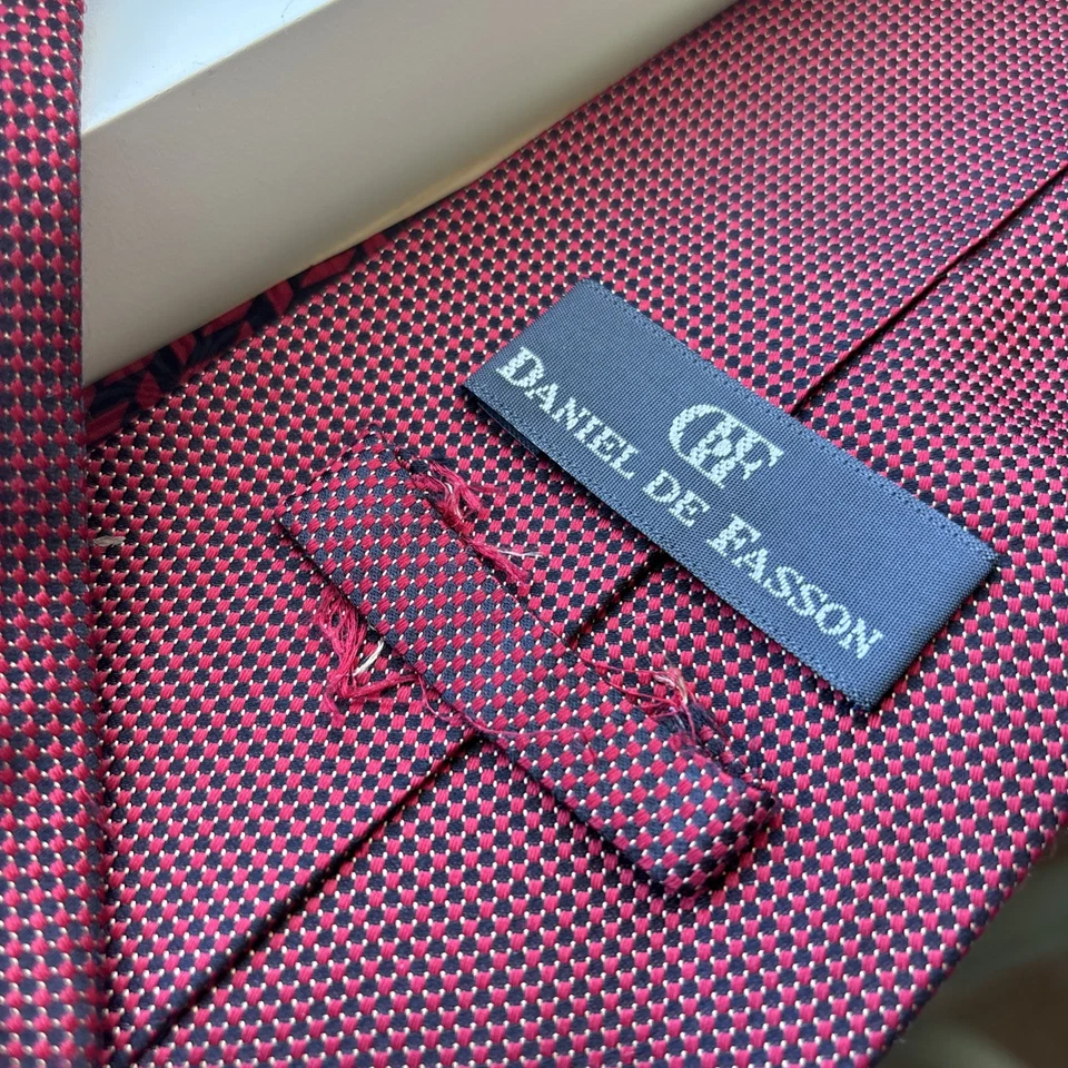 Corbata de seda para hombre Daniel de Fasson roja con azul marino y dorado Foto 2 de 4