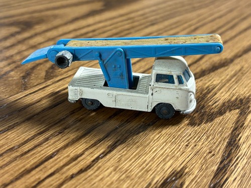 Husky Volkswagen Pickup with Baggage Loading Conveyor Belt - Picture 2 of 9