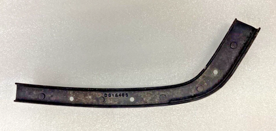 Parachoques trasero Corvette 1984-1996 retenedor lateral derecho curvo de fábrica Foto 3 de 3