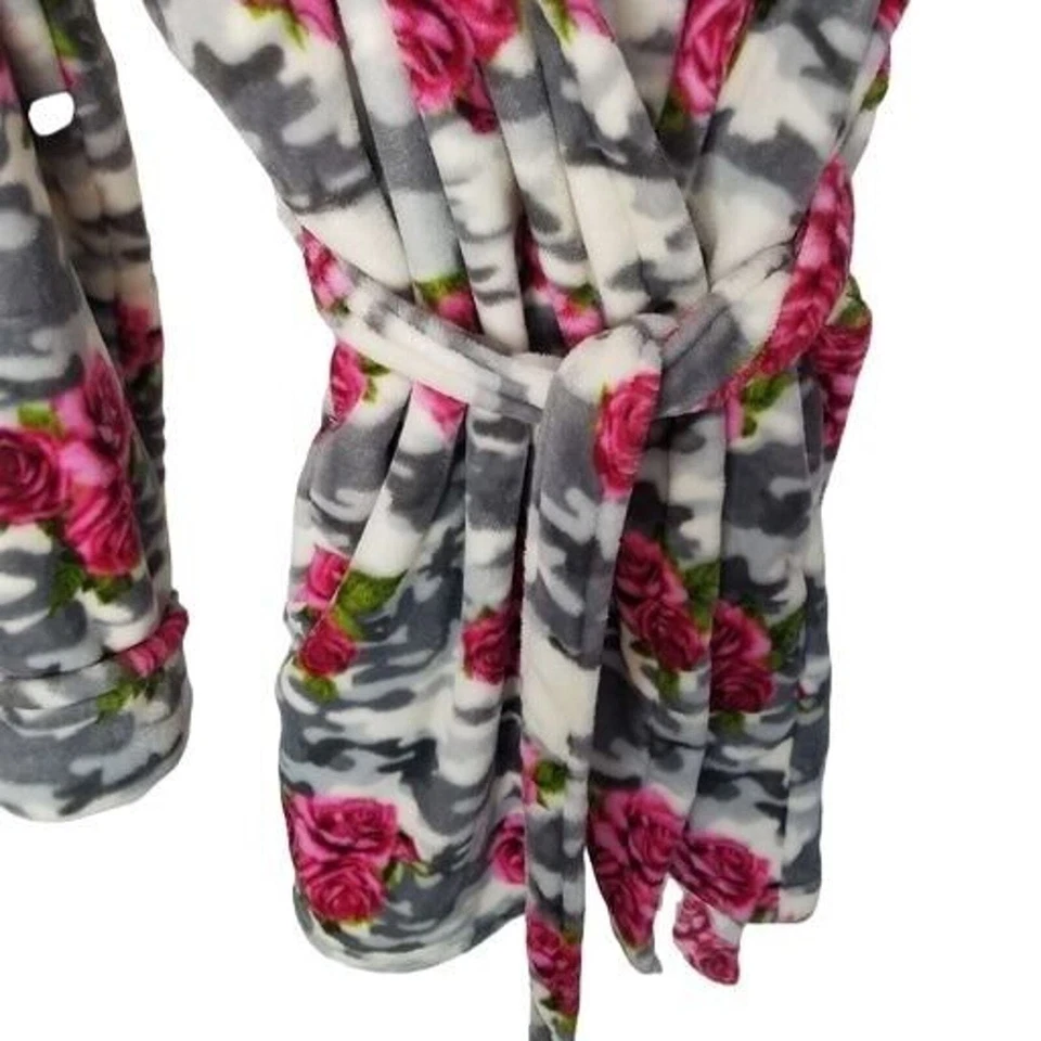 Acogedor albornoz Betsey Johnson para mujer M/L gris camuflaje floral con cinturón bolsillos Foto 3 de 4