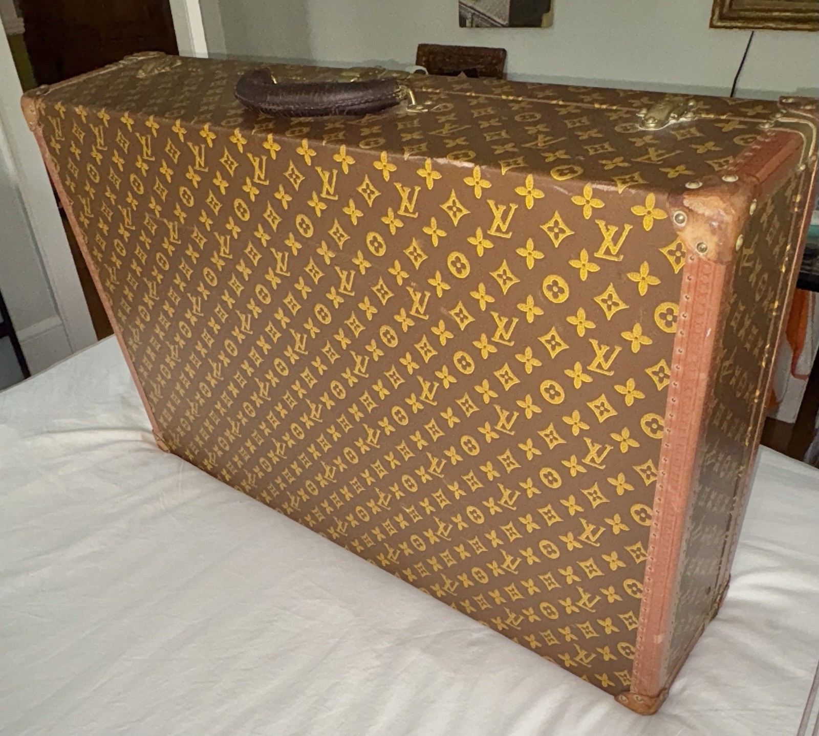 MAGNIFICENT VINTAGE LOUIS VUITTON SUITCASE