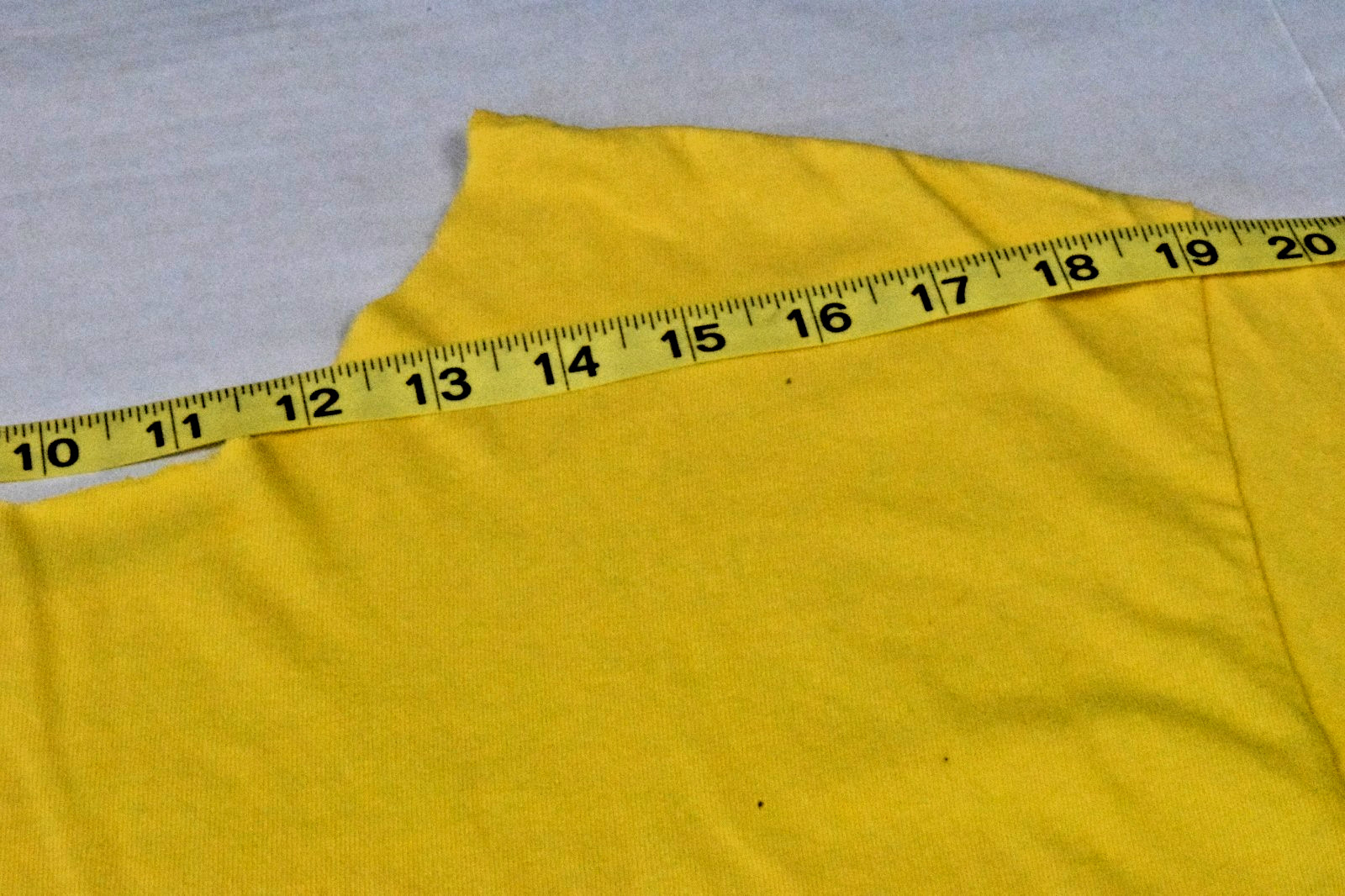 Band T-Shirt Red Hot Chili Peppers Size M Yellow Red Lips Cut Out Collar c.2020 image 6