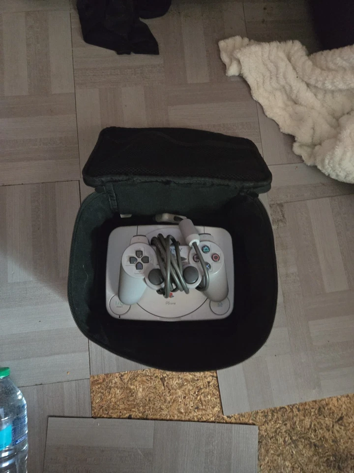 Console PS ONE Slim (não testado sem fios) com controle e Tony Hawk pro Skater 2 - Imagem 2 de 4