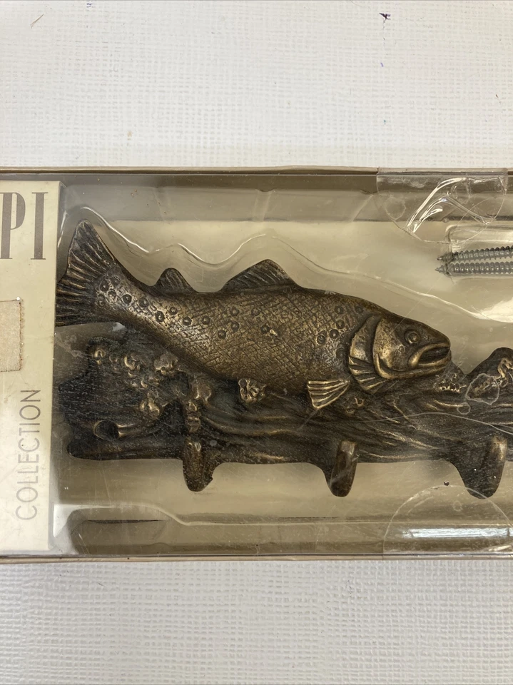 Colección de ganchos SPI con temática de pesca de latón vintage llaves colgantes chaquetas nuevas en caja nuevas difíciles de encontrar Foto 2 de 4