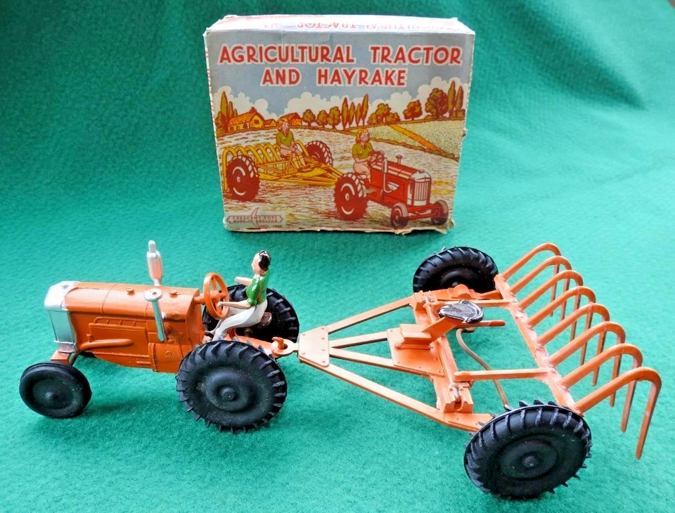 CRESCENT TOYS RARE VNM BOXED 1948 AGRICULTURAL TRACTOR & HAYRAKE SET No.1802 - Image 3 of 4