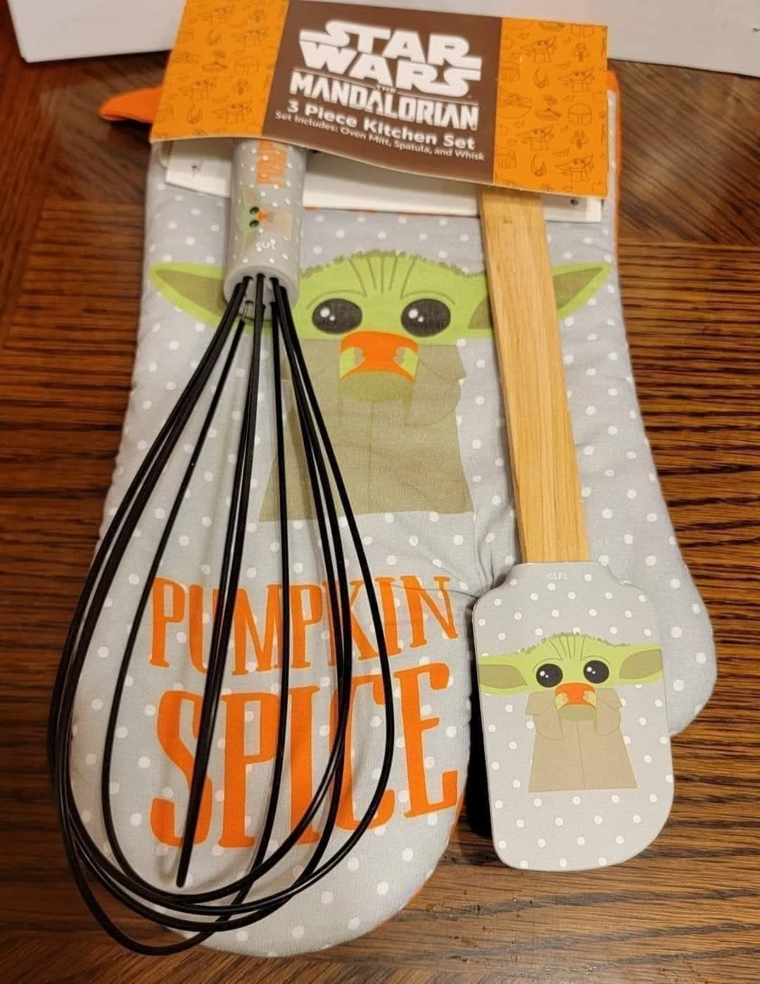 New Disney's "STAR WARS: THE MANDALORIAN" 3-pc Kitchen Spatula, Whisk & Mitt Set