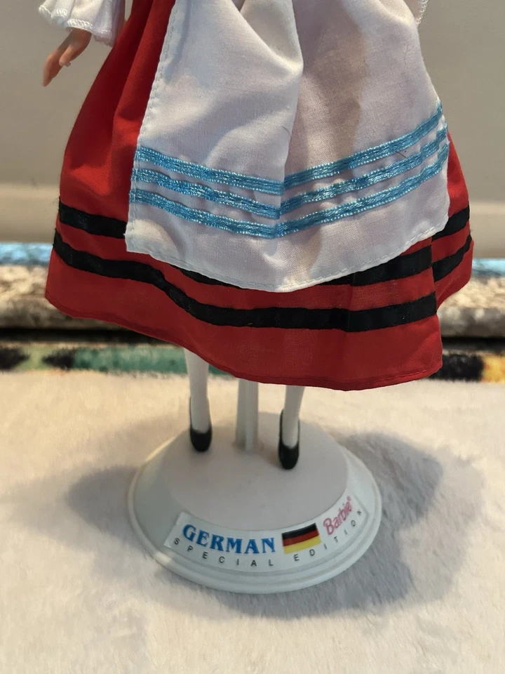 Немецкие куклы Barbie мировая коллекция винтажное платье 1994 Октоберфест - Изображение 3 из 4