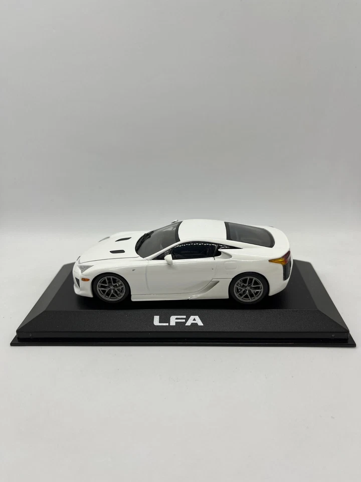 MINICHAMPS Lexus LFA white LFA079 1:43 1/43 - Image 4 of 4