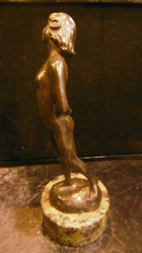 Antike Bronzefigur einer nackten Frau mit Marmorsockel. - Bild 6 von 12