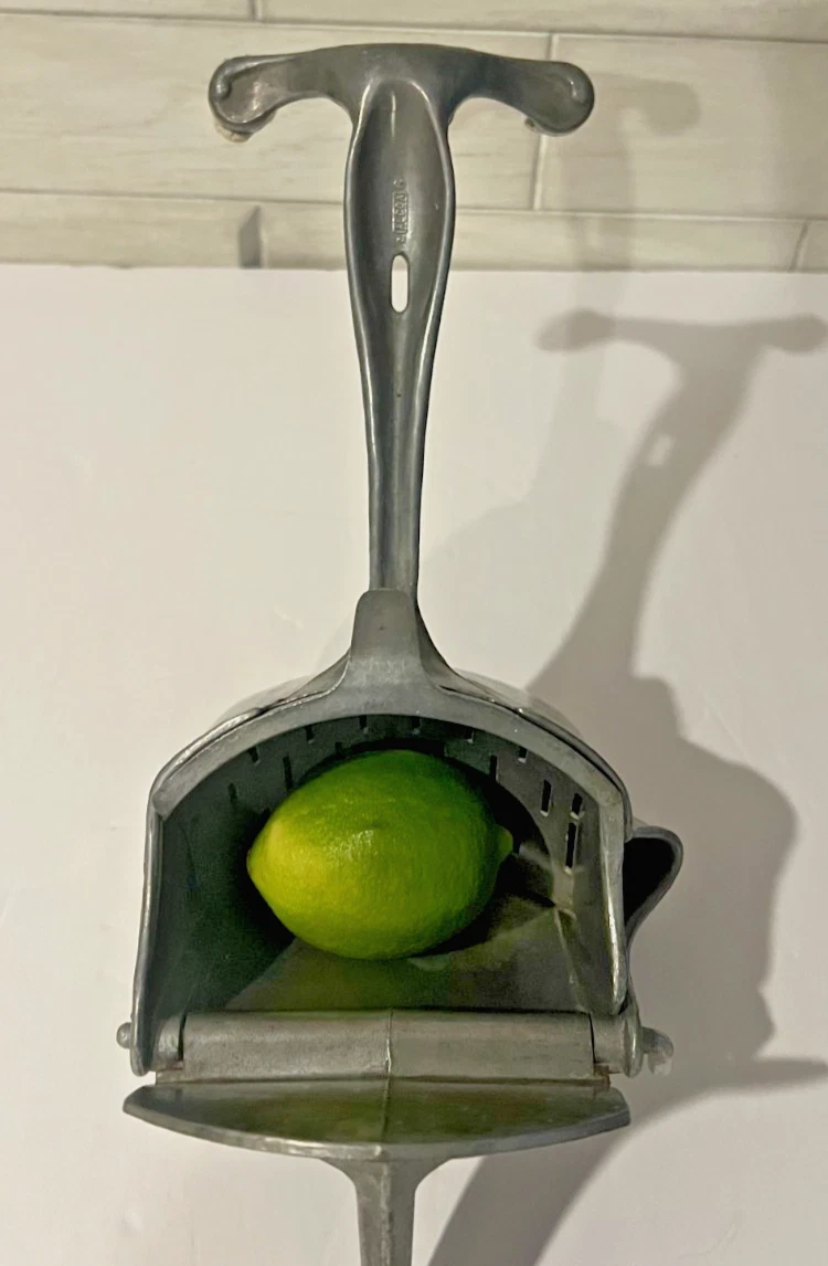 Vintage Wear-Ever Juicer Hand Press Squeezer for Orange Juice Citrus Lemon Lime