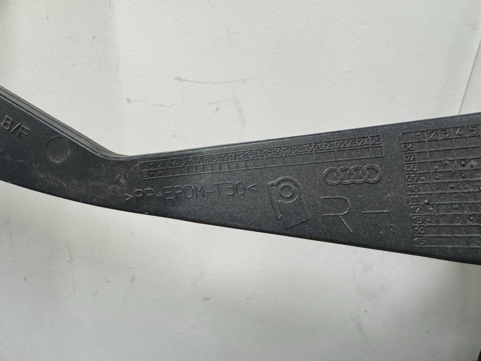 2008-2015 AUDI R8 RIGHT HAND PASSENGER SIDE LOWER PANEL TRIM IN GRAY - 420853190