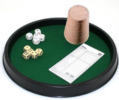 Würfelbecher im Set mit Würfelbrett, Würfelteller mit Augen- oder Pokerwürfel