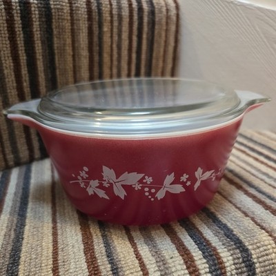 Vintage PYREX tiefe Kasserolle / Servierschale & Deckel Weißdorn weinrot 19 cm x 9 cm