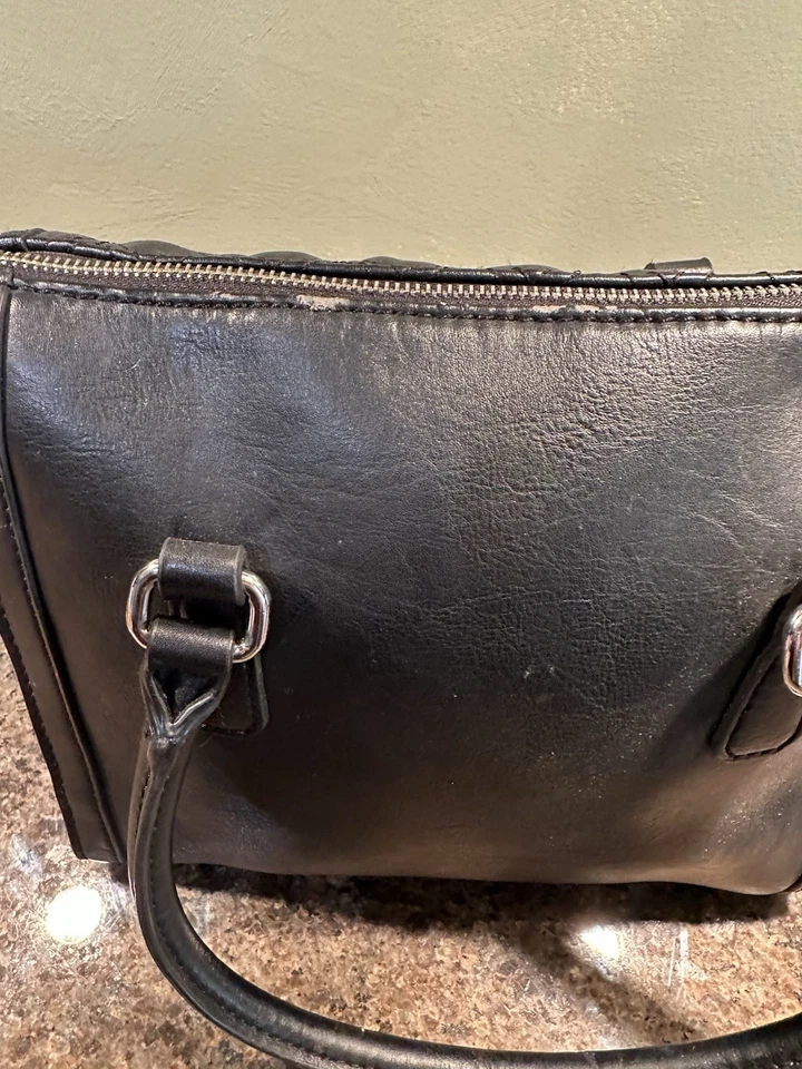 GUESS Women's BLACK W DANGLE GUESS on CHAIN QuiltedBox Satchel Handbag VTG READ - Image 3 of 4