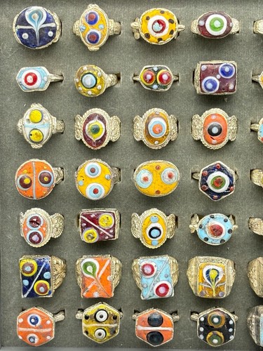 Lote de anillos de latón vintage, hermosas gemas de vidrio de mosaico, lote d... - Imagen 2 de 13