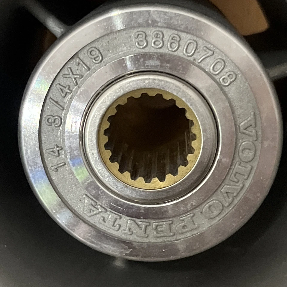 Hélice Volvo Penta SS OEM 14 3/4 X 19 RH 3 hojas 19 dientes (con etiquetas) Foto 2 de 4