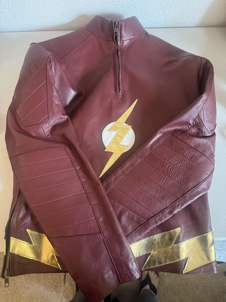 Top Disfraz Borgoña Inspirado en Flash, Imitación, Cuero, Cosplay Chaqueta, Borde Dorado Foto 2 de 4