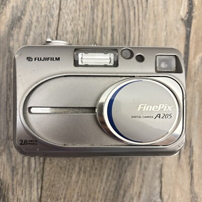 Fujifilm FinePix A205s Digital Camera 2.0 Mega Pixels Silver - NOT WORKING