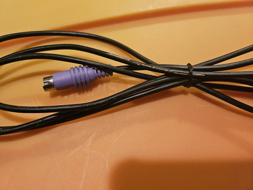 Vintage Gateway KB-0532 PS/2 Wired Keyboard, Black. Working With Both Feet - Image 2 of 4