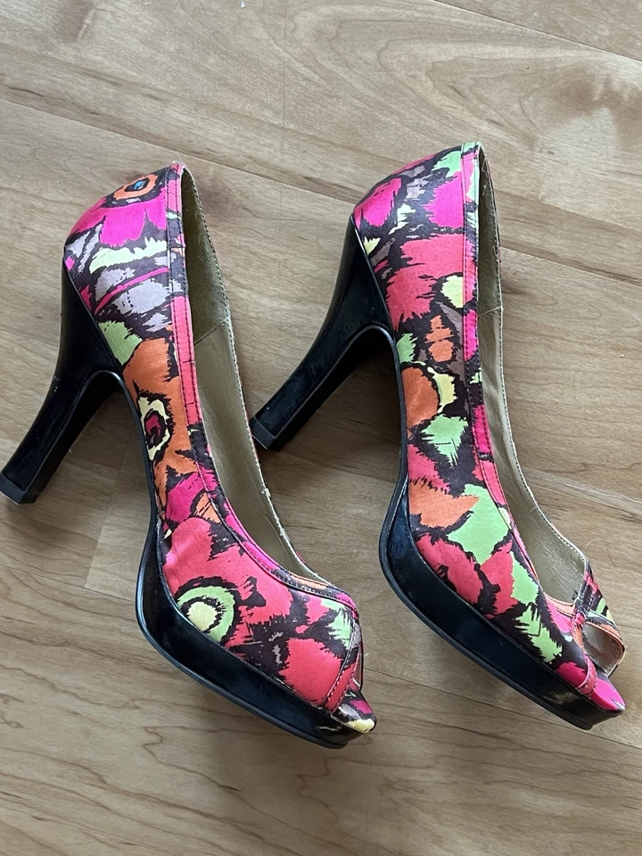 Zapatos de salón Madden Girl Steve Madden para mujer tacones florales punta abierta talla 8,5 M fecha noche Foto 3 de 4