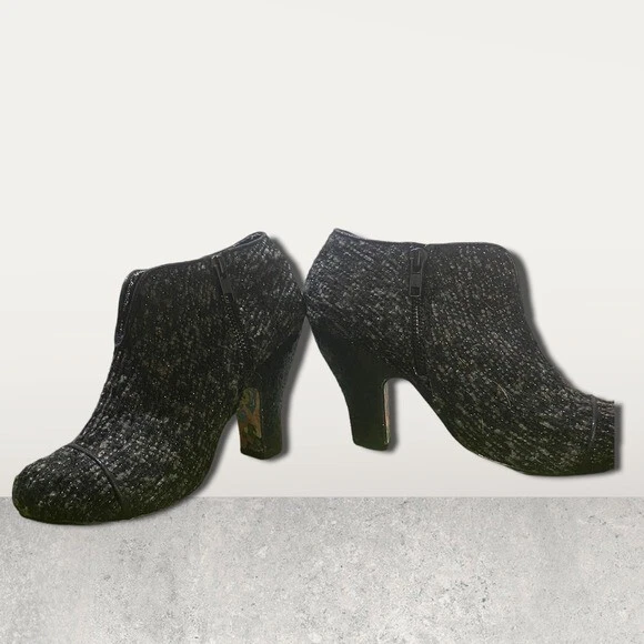 Bota Mutiny by Irregular Choice Black Tweed and Sequence Pump - Imagem 2 de 4