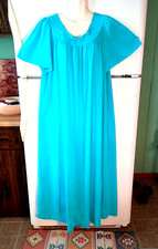 VTG SHADOWLINE BLUE EMBROIDERED NECKLINE SHORT FLUTTER SLEEVE NYLON NIGHTGOWN 2X
