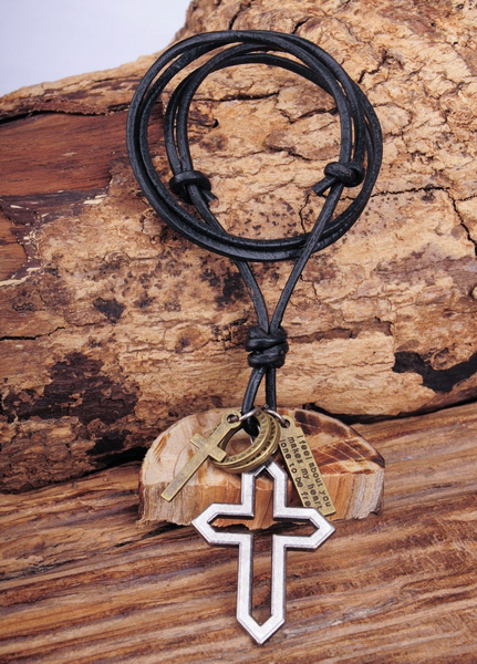 S.Oliver Herren Lederkette Mit Silbernem Kreuz Anhänger Aus Edelstahl