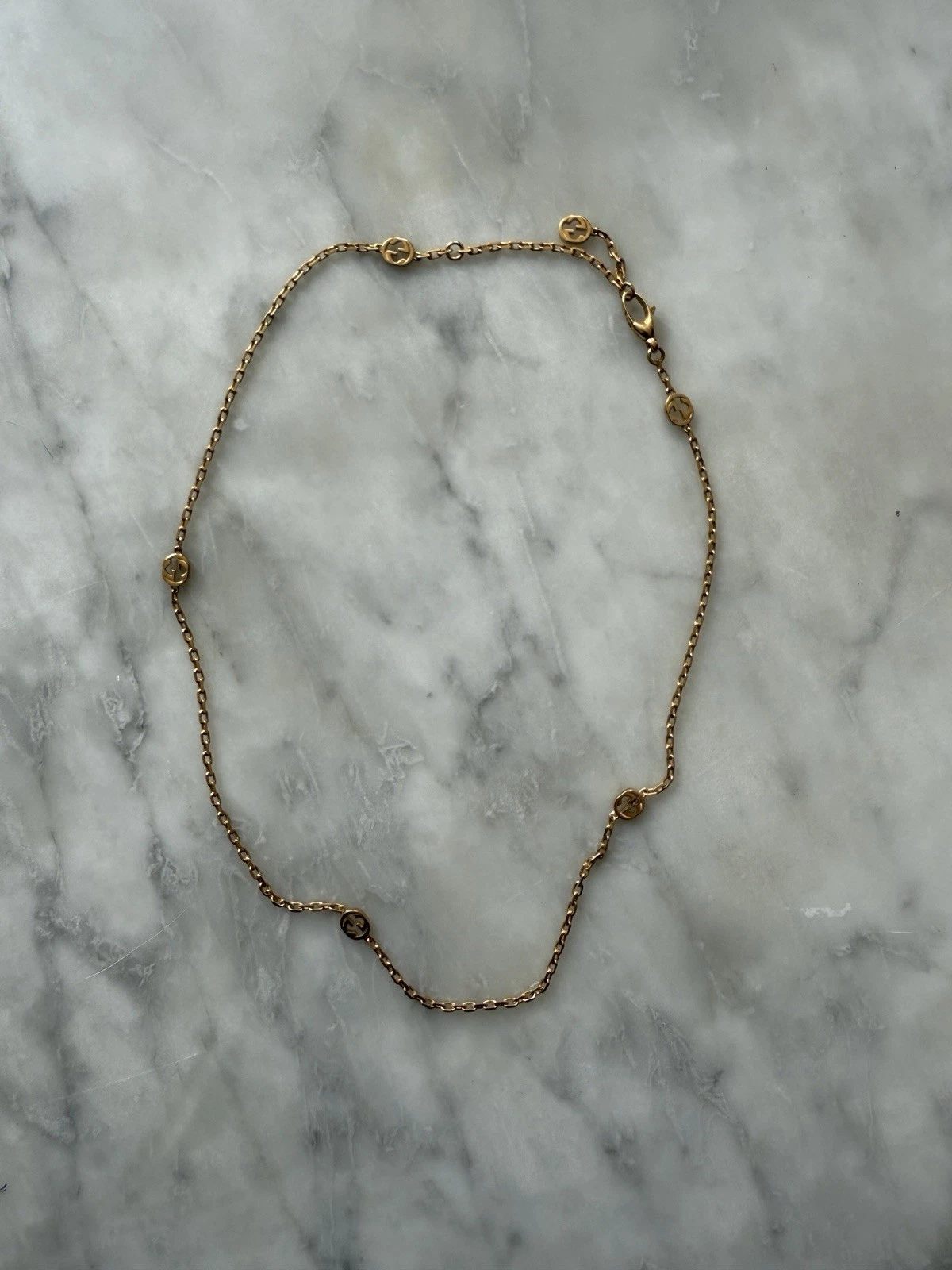 Collier Gucci Fine Jewelry or jaune 18 carats imbriqué G 