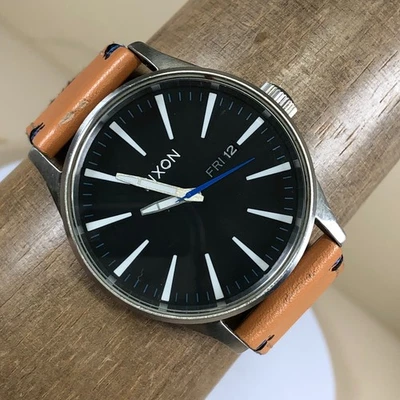 Reloj Nixon Sentry Hombre Vestido Día Fecha Cuero Marrón Banda Cuarzo Analógico 42mm 8" - Imagen 1 de 4