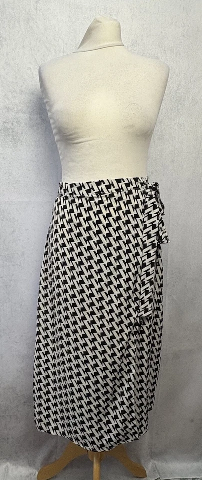 Boohoo Black Pencil Skirt Size 6 Knee Length Women's Polyester - Image 2 of 4