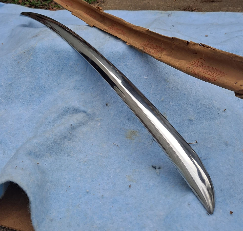 1946-1948 Plymouth P15 Special Deluxe 4D NOS MoPar moldura de painel quarto esquerdo - Imagem 2 de 4