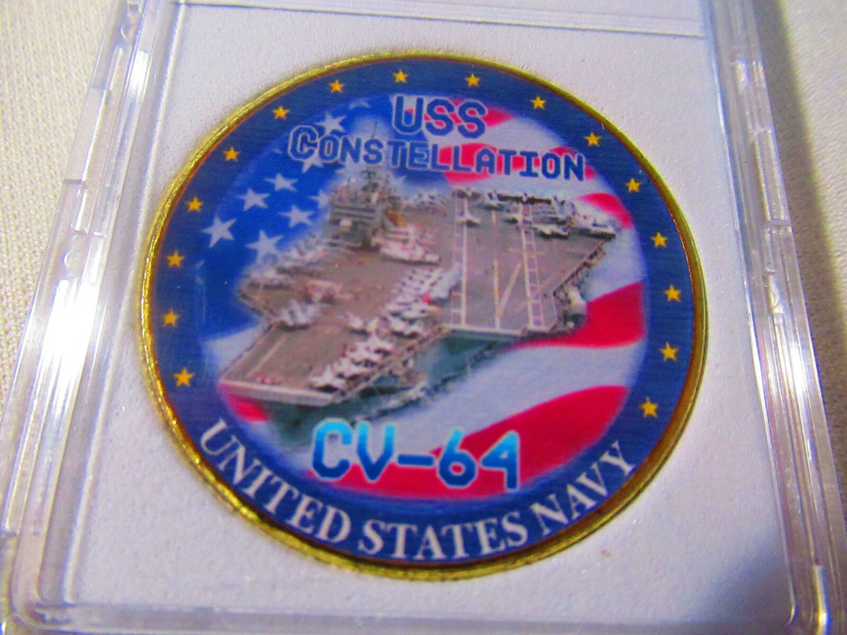 Les Navires Du Groupe De Combat USS CONSTELLATION (CV-64) Du Porte-avions Ex&eacute;cutent Une Man&oelig;uvre