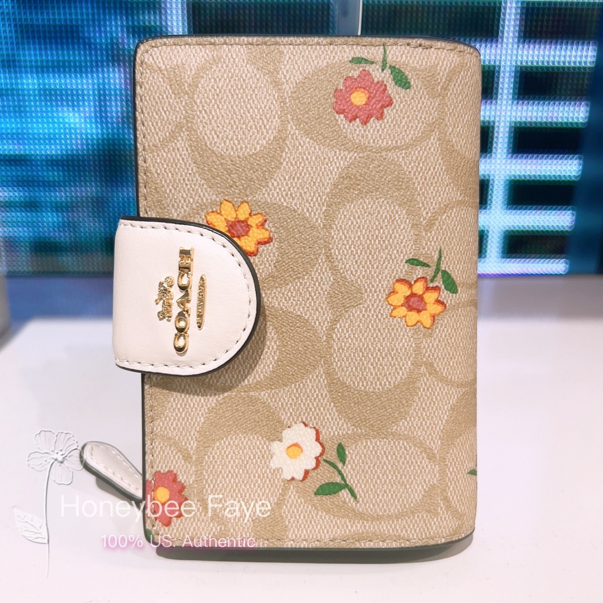【COACH】Medium Corner Zip Wallet In Signature Canvas NWT Coach Medium Corner Zip Wallet In Signature Canvas With