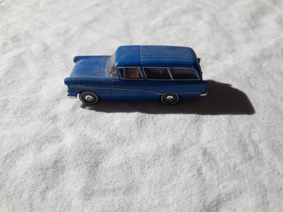 Brekina H0 Opel Rekord P II CarAvan mit Weißwandreifen, blau