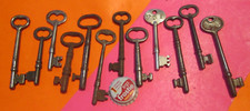LOT OF 12 OLD ANTIQUE VINTAGE SKELETON KEYS DOOR MORE KEYS LISTED TTRQ3RF12