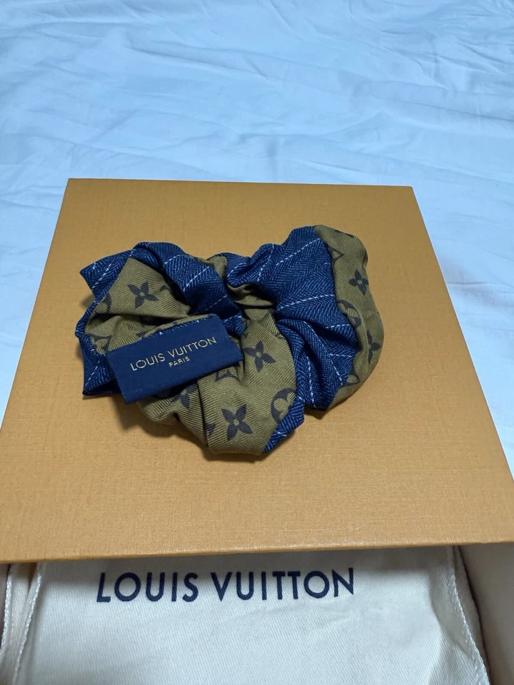 LOUIS VUITTON FITA DE CABELO SCRUNCHIE MARROM DENIM MONOGRAMA SEDA EXCELENTE - Imagem 2 de 3