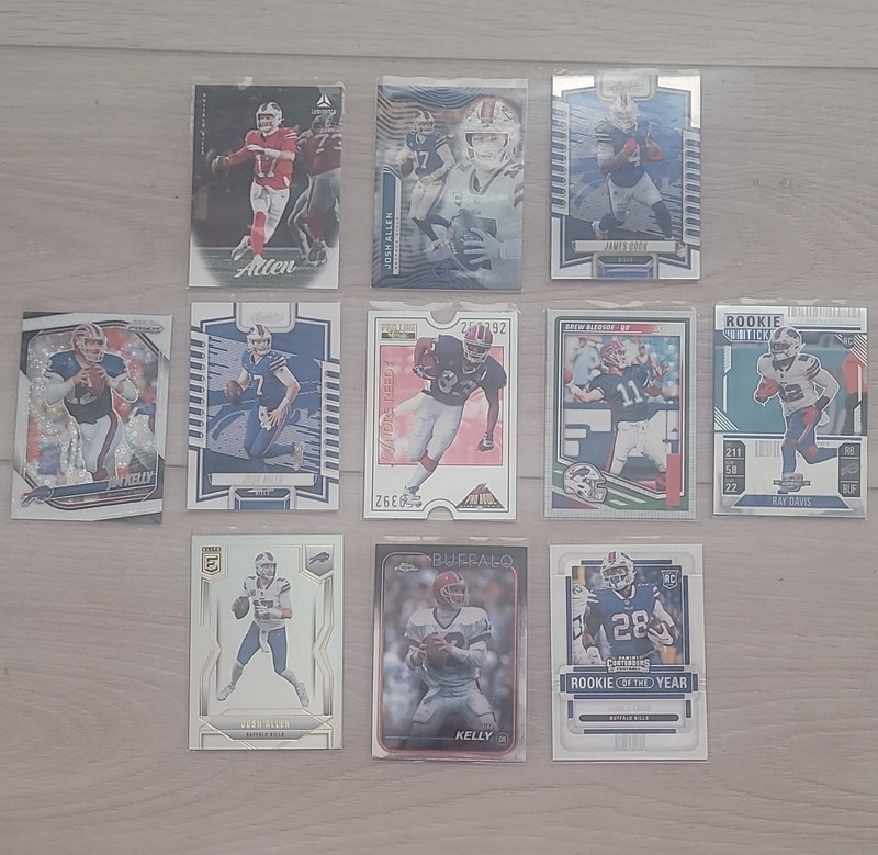 Panini Buffalo Bills 2022 10-Card Lot Josh Allen, Jim Kelly, James Cook Rookie
