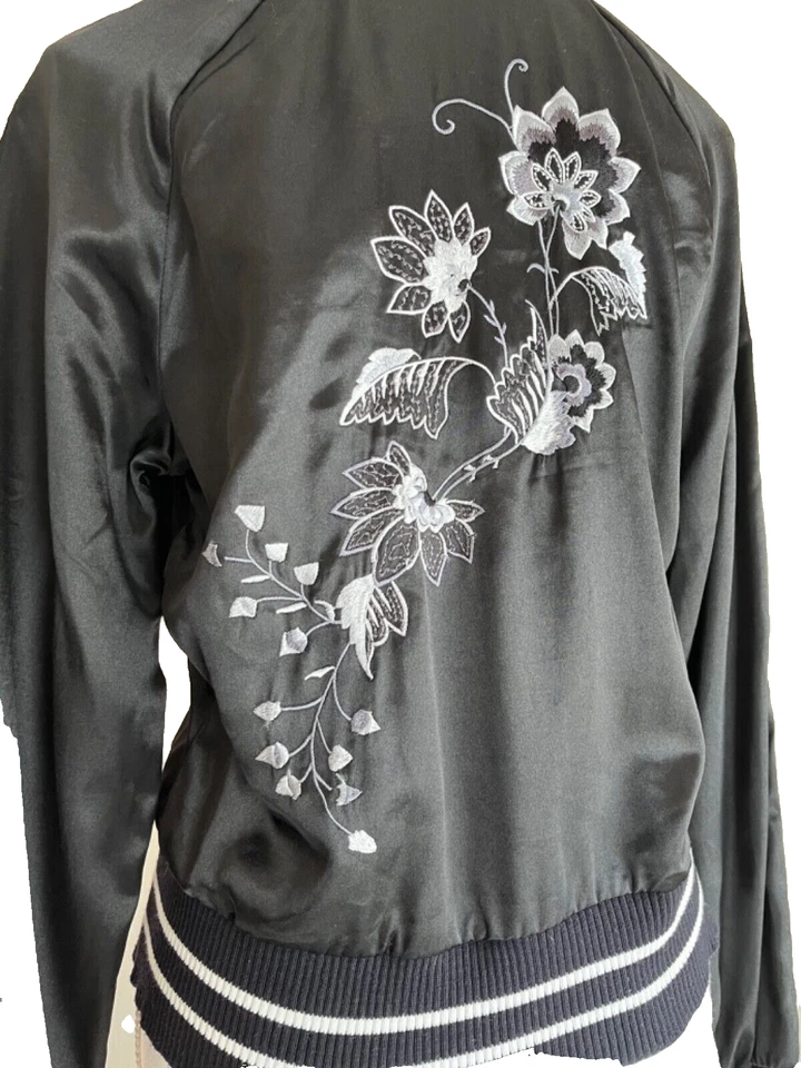 Chaqueta HEARTSOUL Pequeña Bordada Satén Negra Costuras Florales en la Espalda De Colección Foto 2 de 4