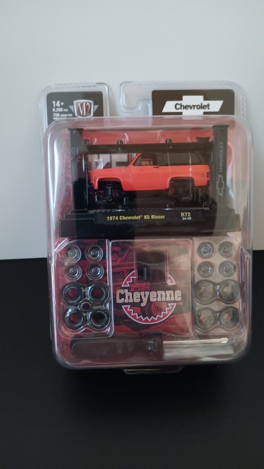 M2 Machines Model Kit 1974 Chevrolet K5 Blazer Orange R72 24 28 Square m2-machines-model-kit-1974-chevrolet-k5-blazer-orange-r72-24-28-square