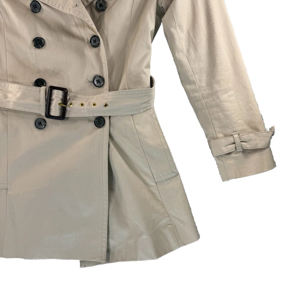 Gabardina Banana Republic Petite S beige con cinturón algodón de doble botonadura para mujer Foto 3 de 4