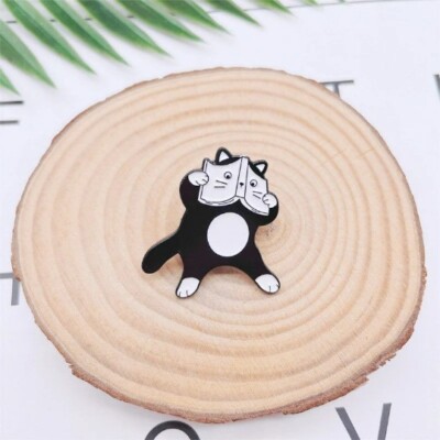 Katze Pin Anstecker Lesen Emaille Cartoon Faul Frech Komödie Geschenk schrullig 3x2,6cm