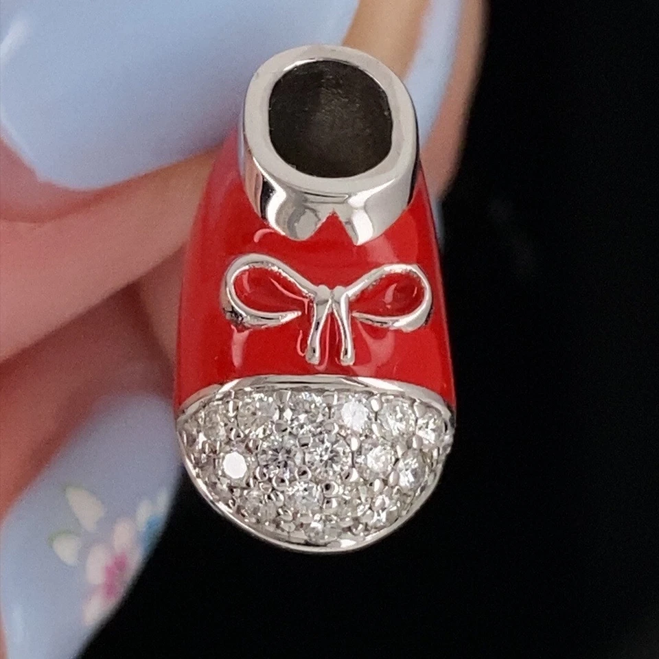 Colgante de diamante esmaltado de zapatos de bebé rojo de oro blanco de 14 k de 1/3 quilates $2200 Foto 3 de 4