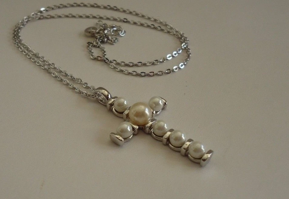 COLLAR COLGANTE CRUZ PERLAS PLATA ESTERLINA 925 CON PERLAS BLANCAS/18 PULGADAS Foto 3 de 4