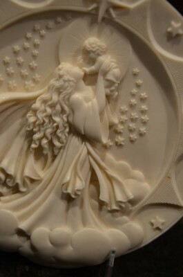 Cause of Our Joy Madonna & child, Roman Faro Christmas Plate, appears carved!