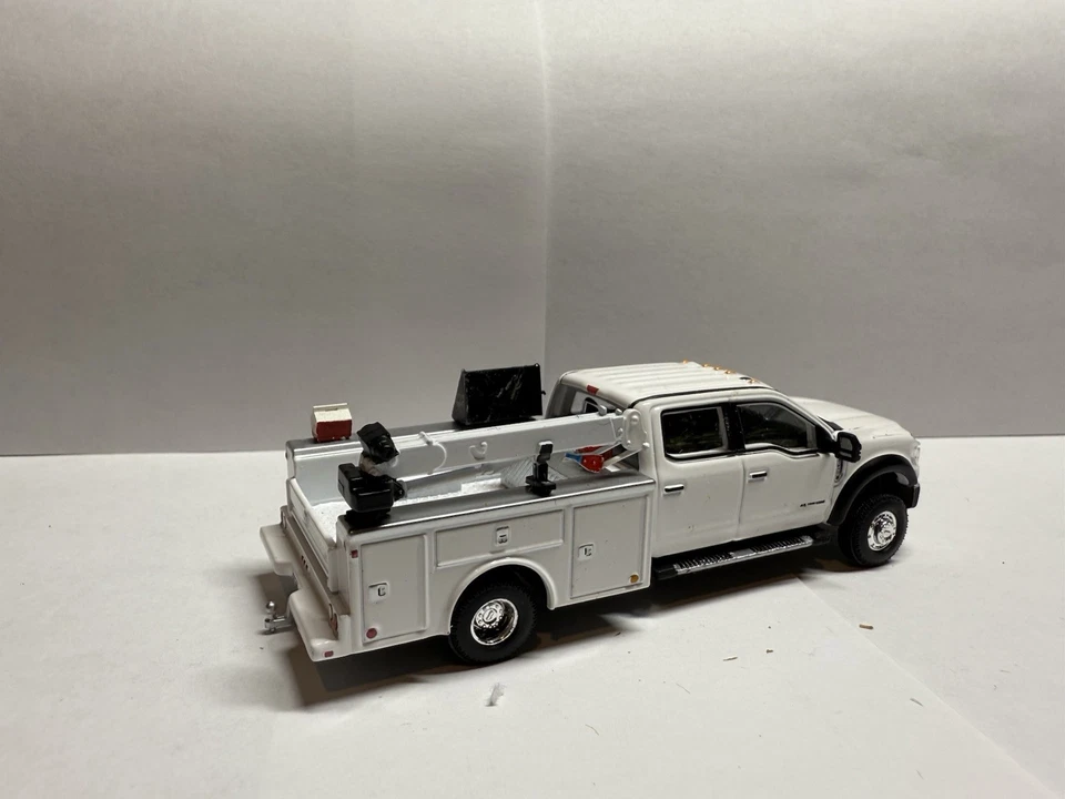 Caminhão de serviço Ford F350 personalizado em escala 1/64 - Imagem 4 de 4