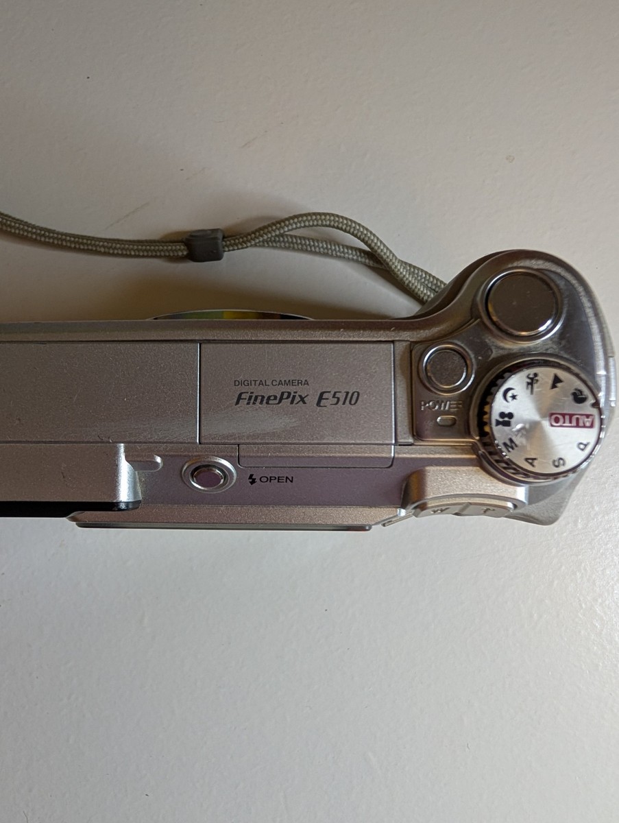 希少【美品 / 付属品全て揃ってます】Fujifilm FinePix E510 Fujifilm Finepix E Series E510 5.2MP Digital Camera - Silver for