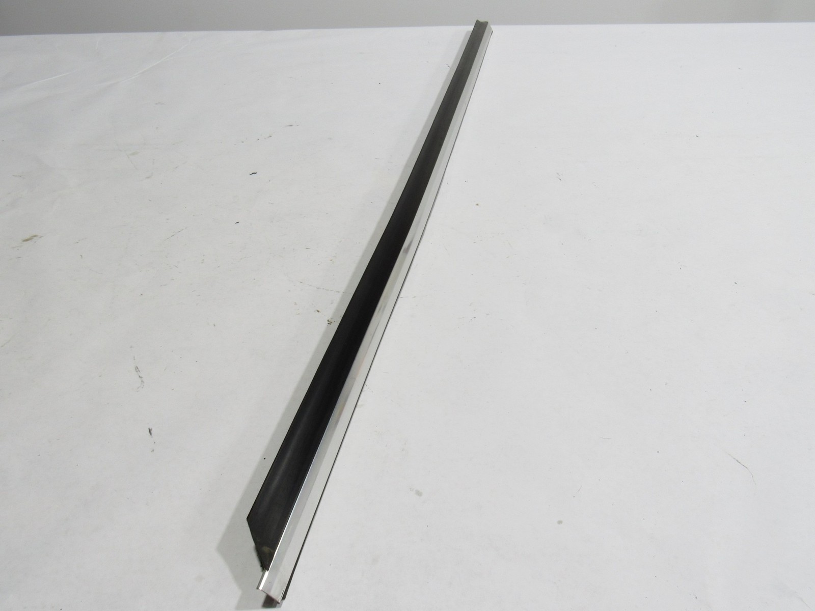 08-12 Maserati Granturismo S 2010 Front Left Door Window Belt Molding Trim :Y
